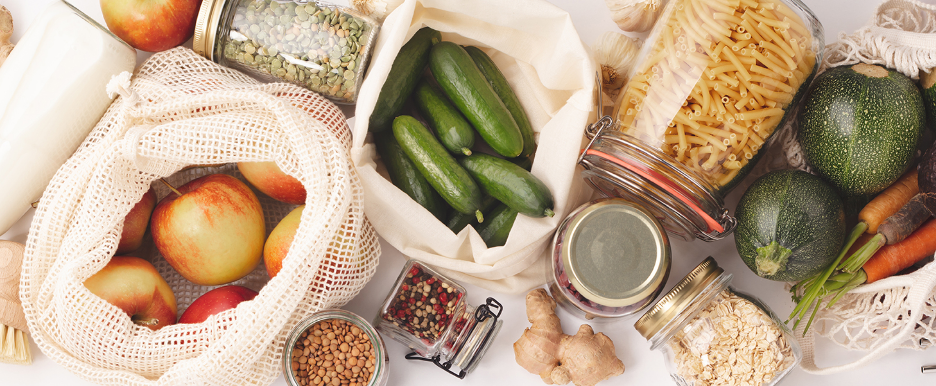 Obst und Gemüse in Tüten und Gläsern