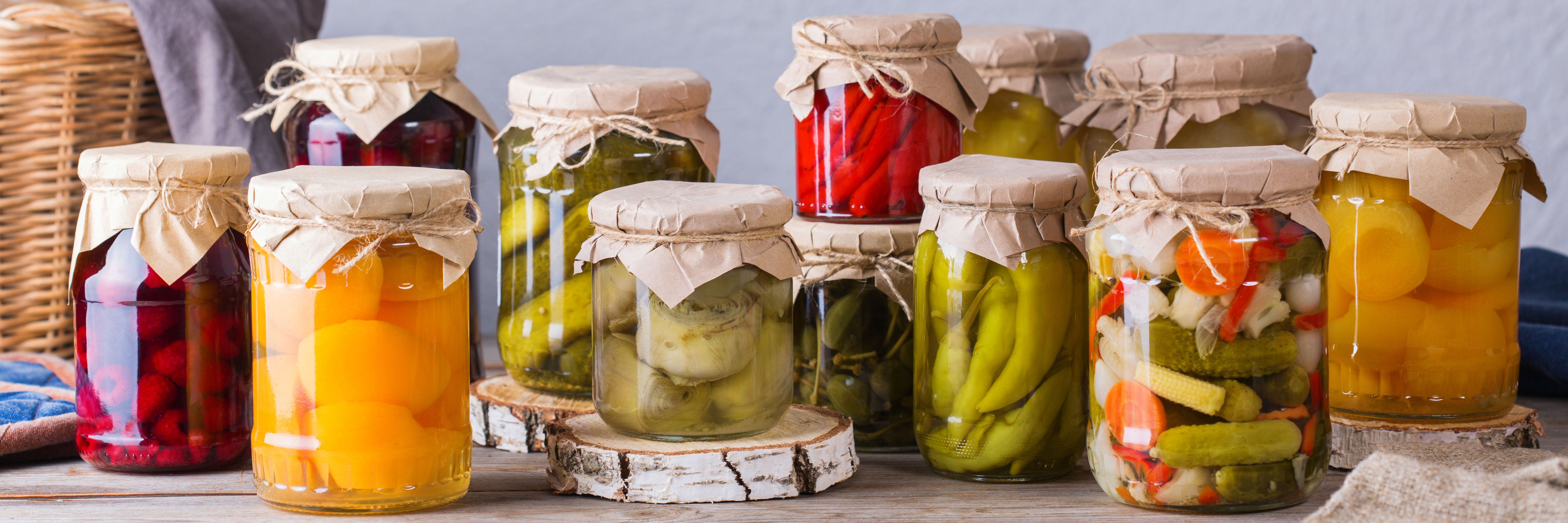 Eingemachtes Obst und Gemüse in Gläsern