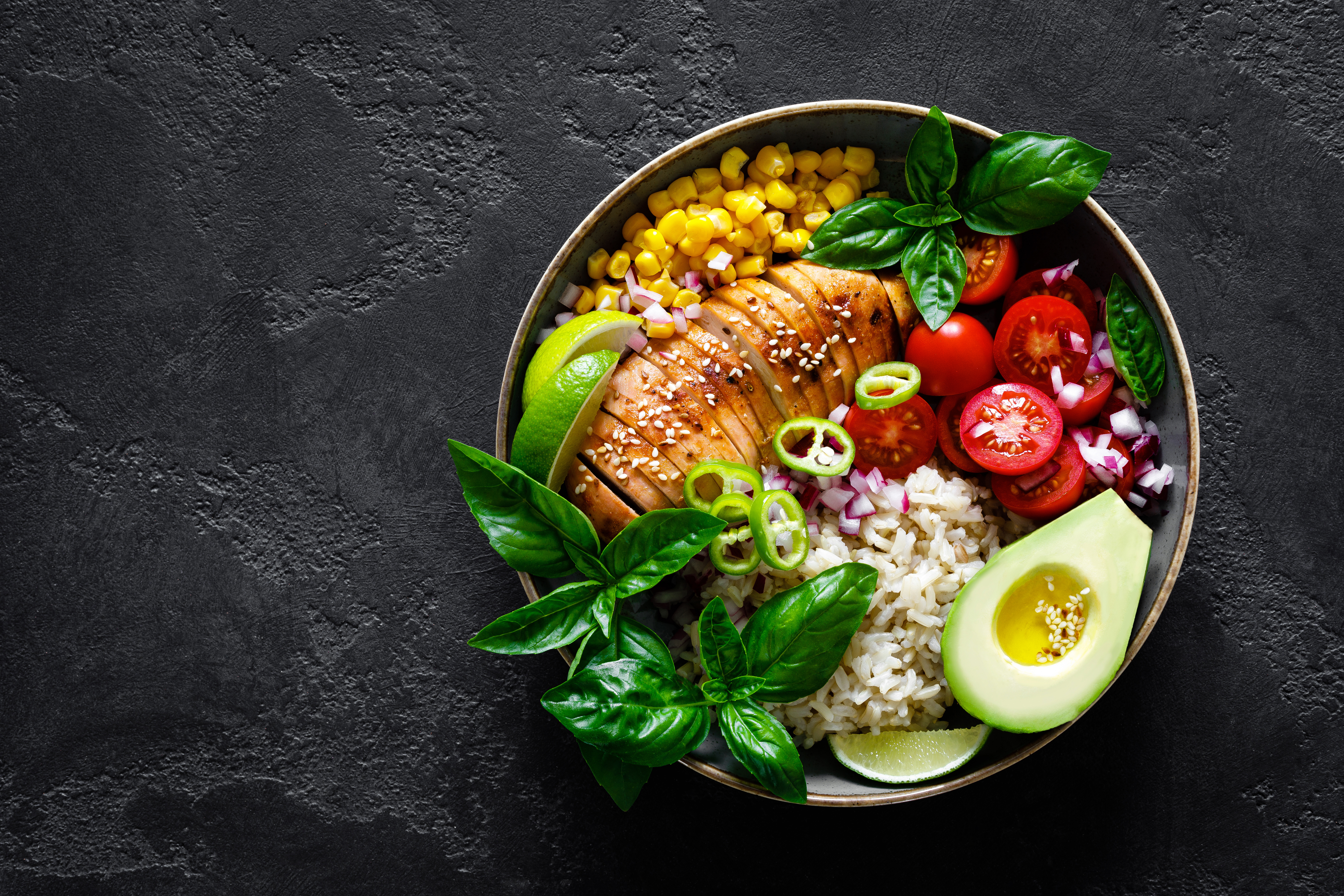 Bowl mit frischen Zutaten