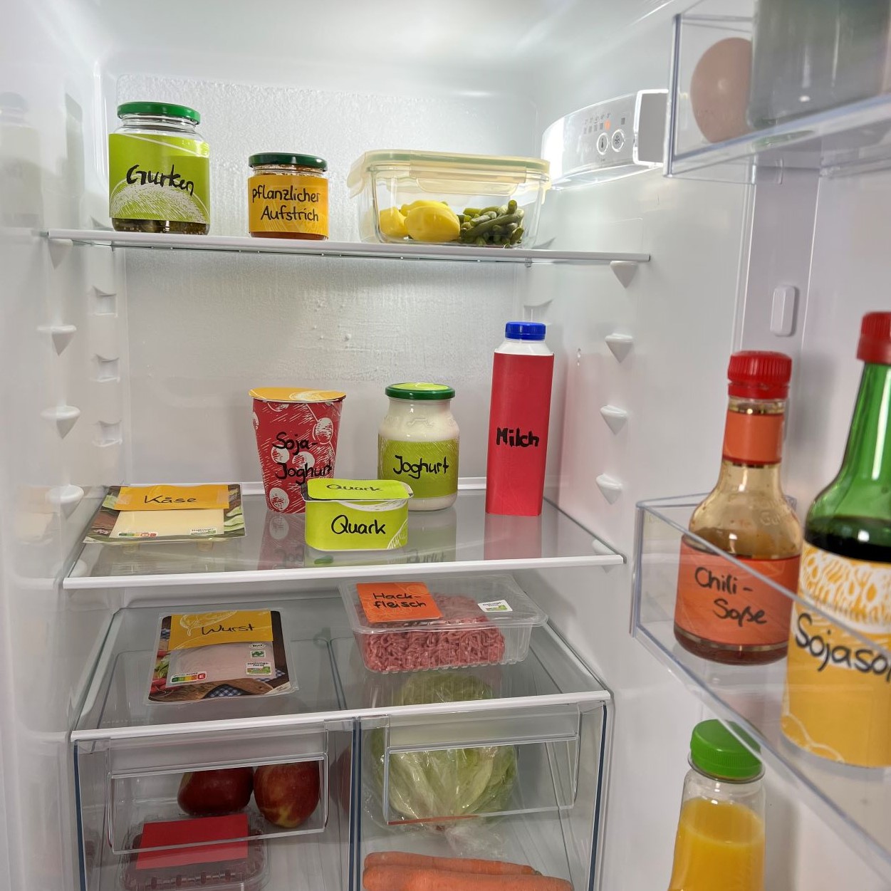 geöffneter Kühlschrank optimal eingeräumt