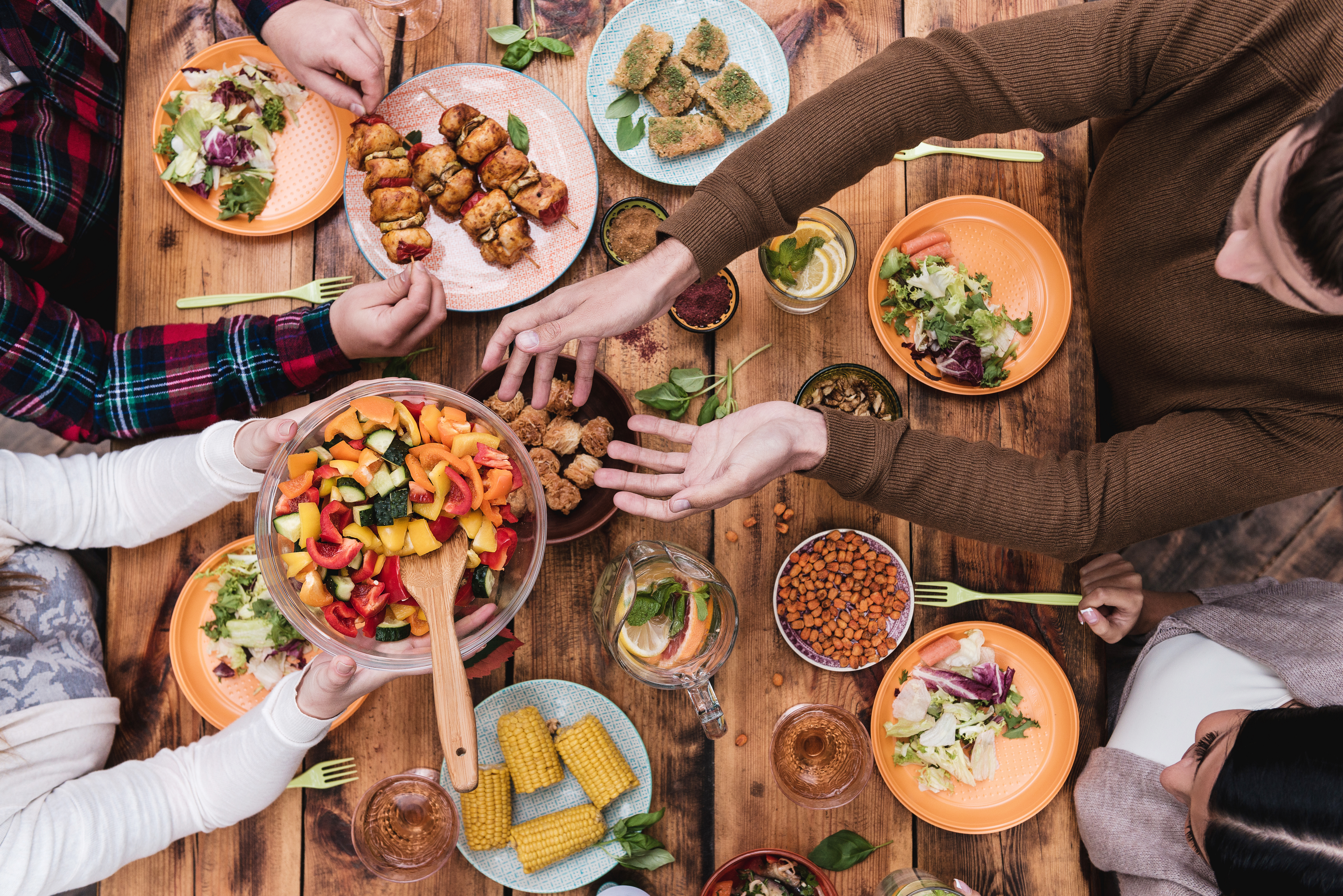 Gedeckter Tisch mit Lebensmitteln, Essen teilen, zusammen essen, Lebensmittel teilen